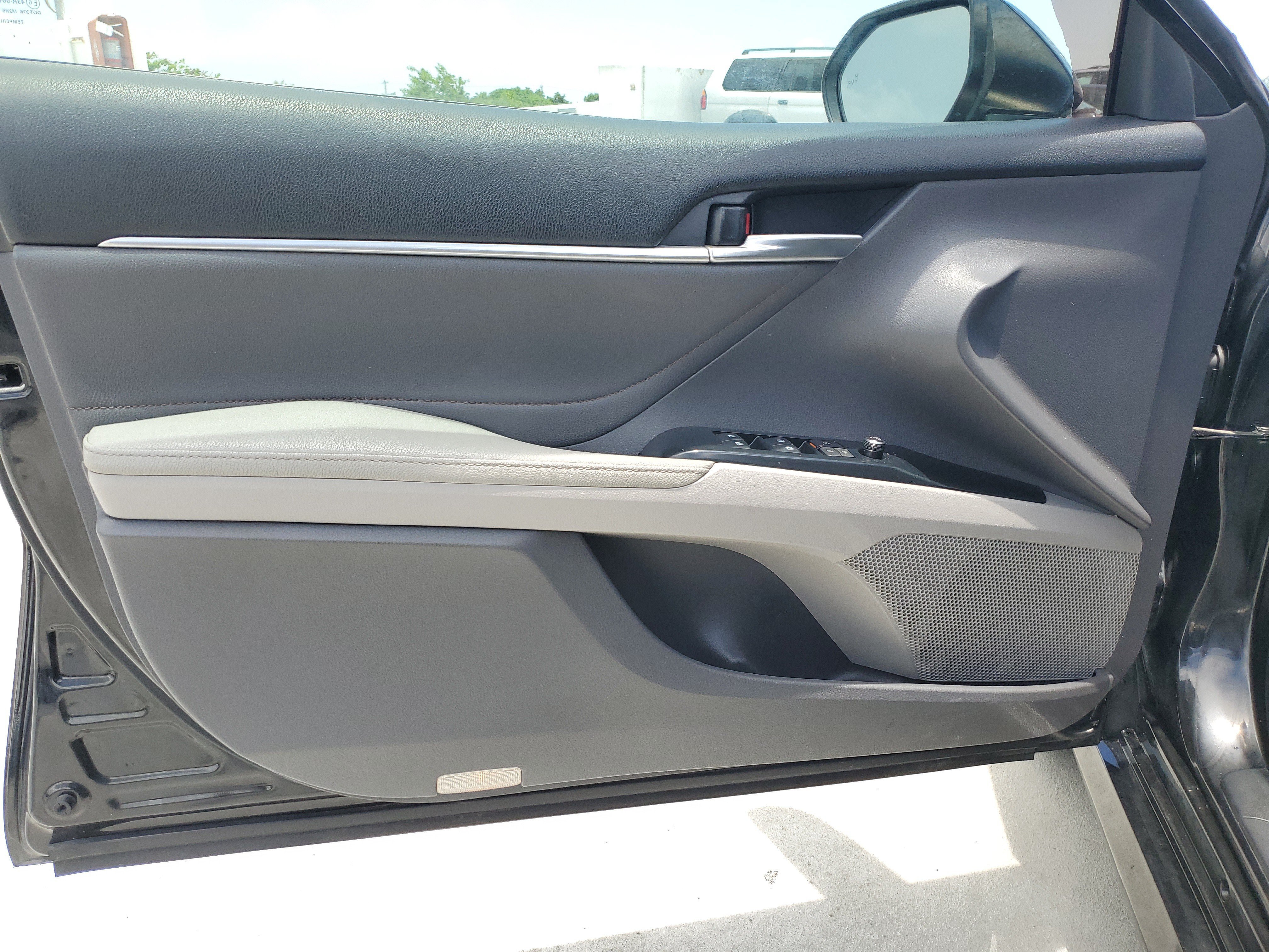 Used 2018 Midnight Black Metallic Toyota XLE image 21