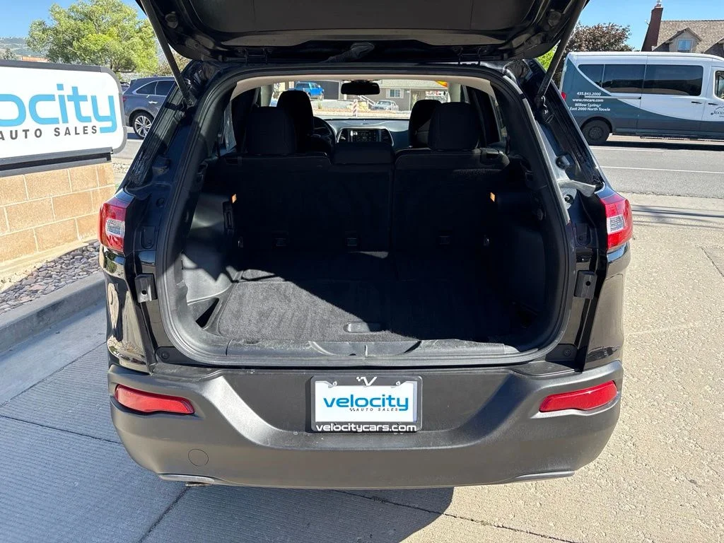 Used 2016 Black Jeep Latitude image 6