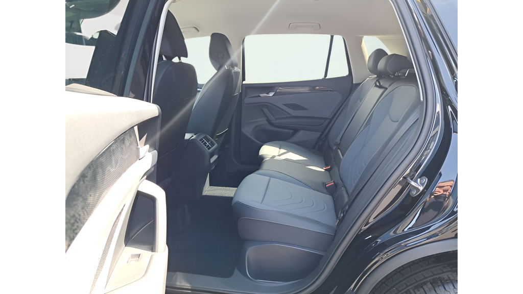 2025 Volkswagen Tiguan SE - Photo 12