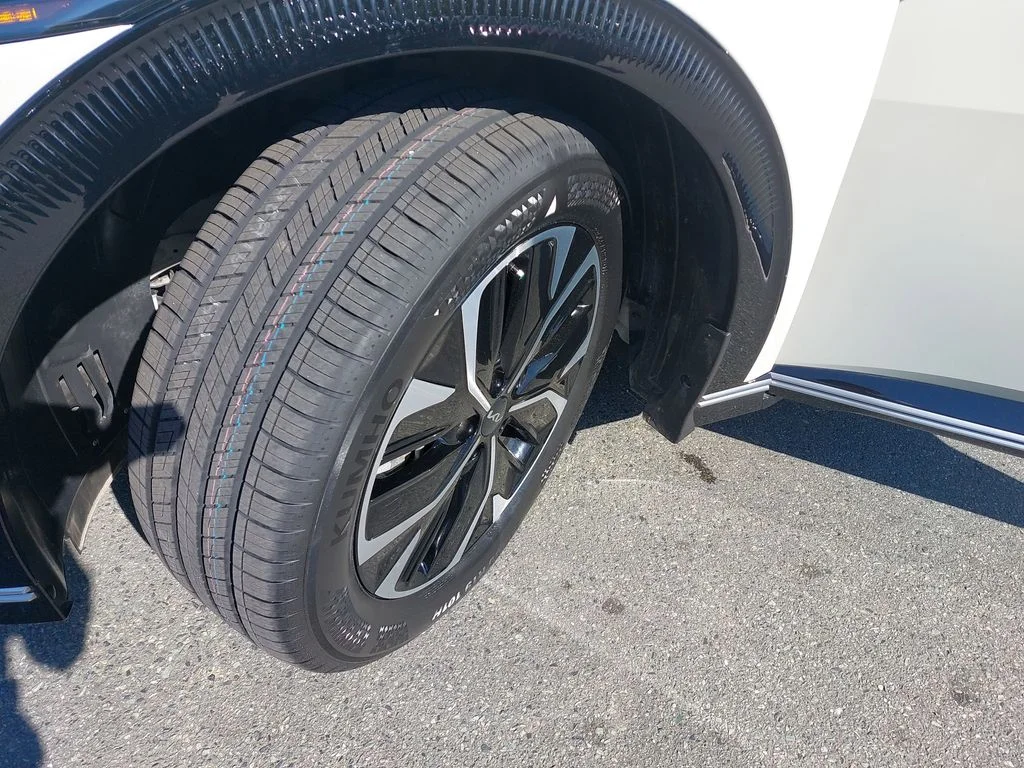 Used 2023 White Kia Wind image 30