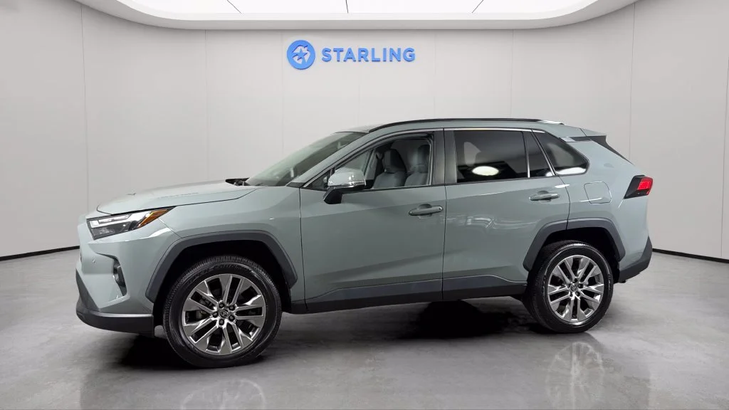 Used 2023  Toyota XLE Premium image 2