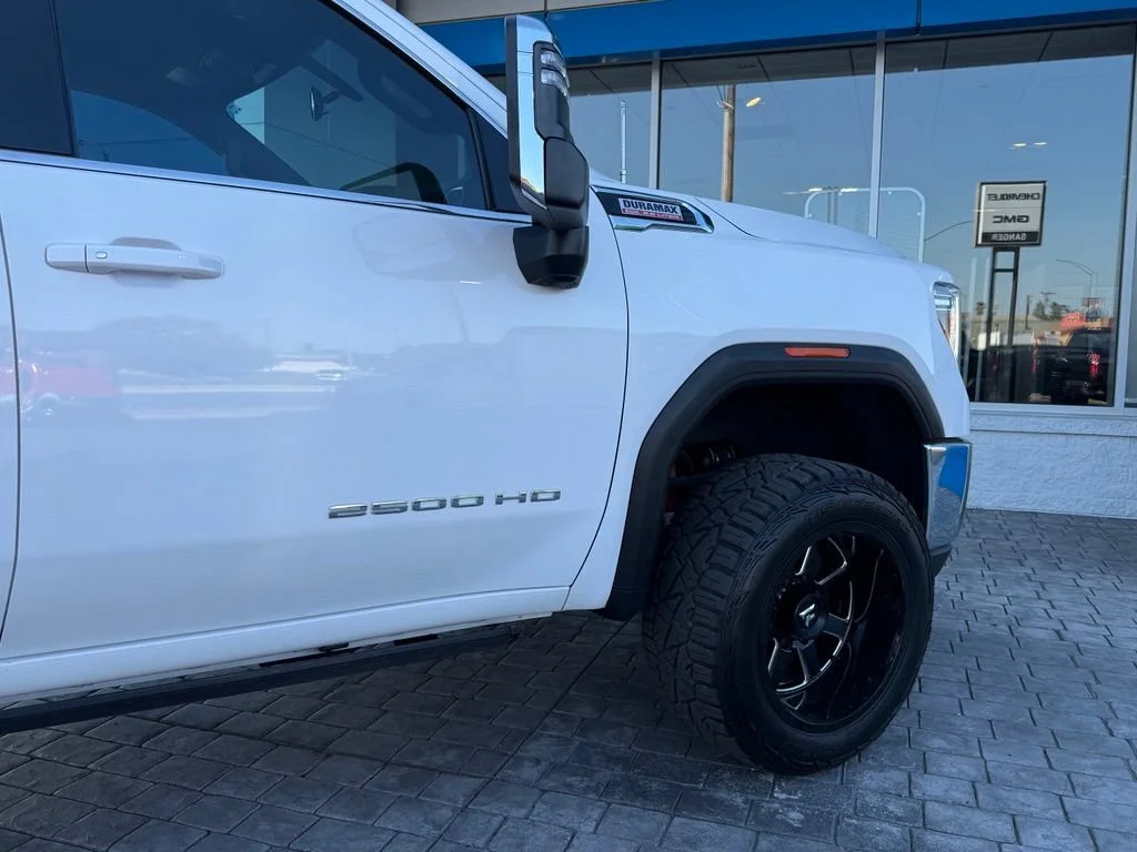 Used 2022 SUMMIT WHITE GMC SLE image 12