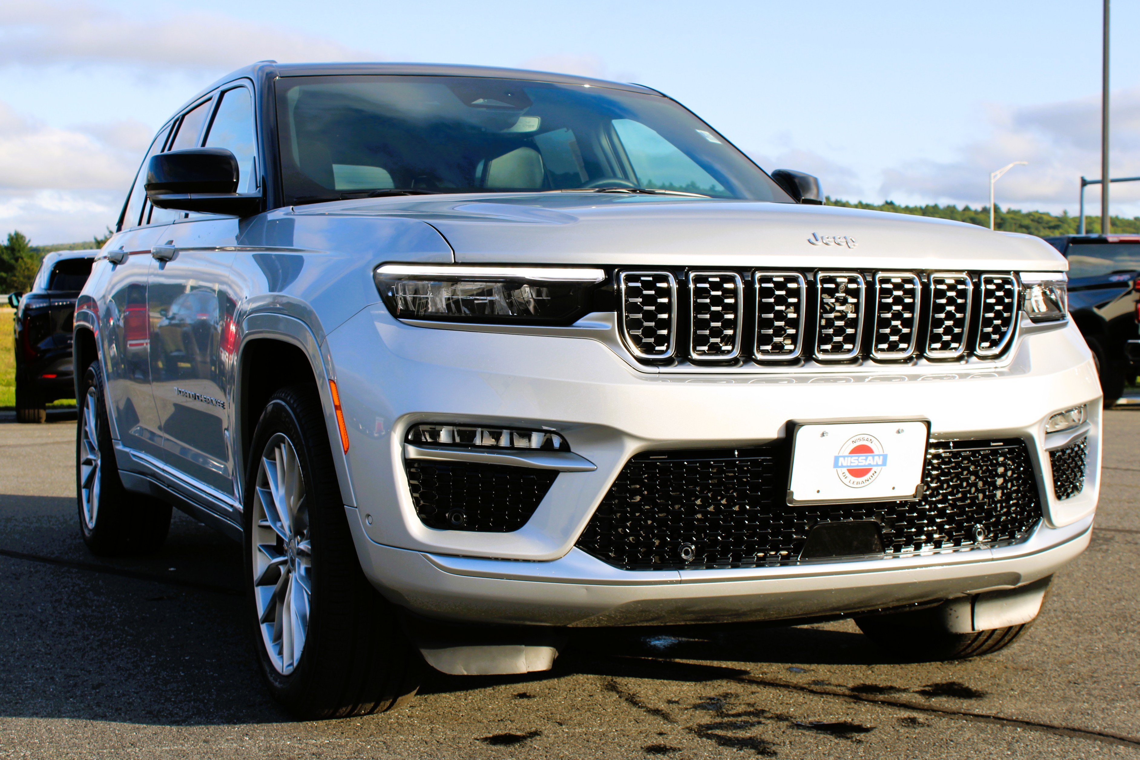 Used 2025 Silver Zynith Jeep Summit image 4