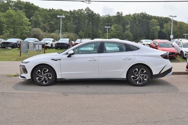 Used 2025 White Hyundai SEL image 3
