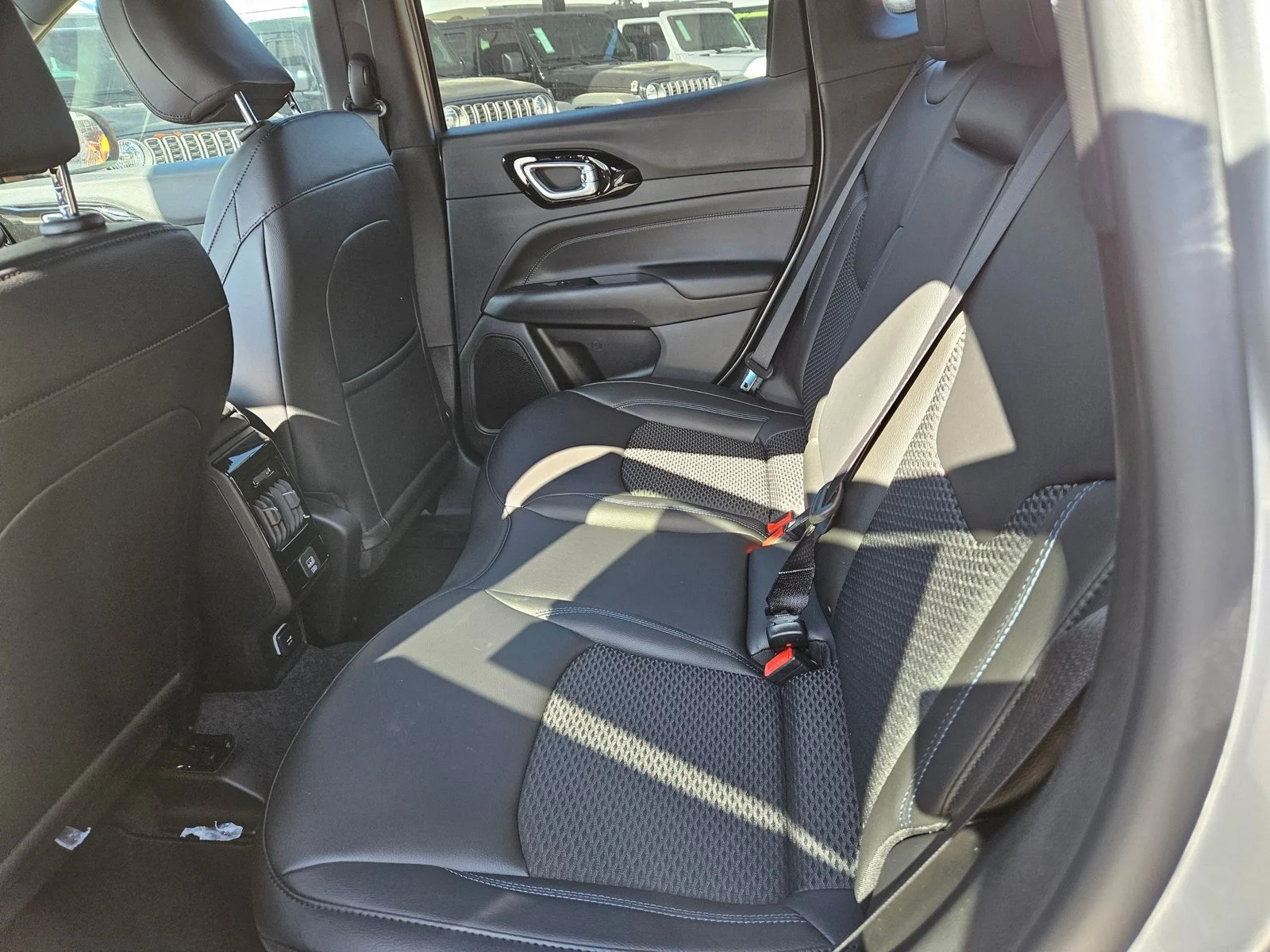 New 2026 Silver Zynith Metallic Clearcoat Jeep Latitude Altitude image 12