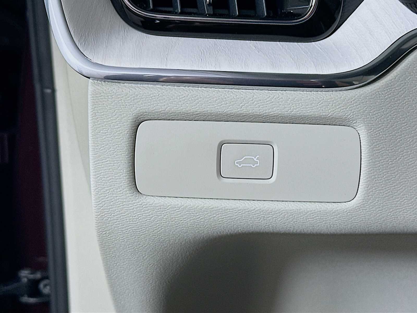 New 2026 Mulberry Red Volvo Ultra image 10
