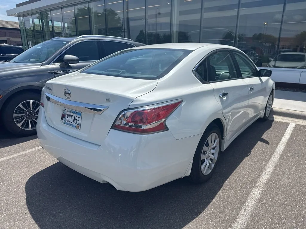 Used 2015 Pearl White Nissan 2.5 S image 2