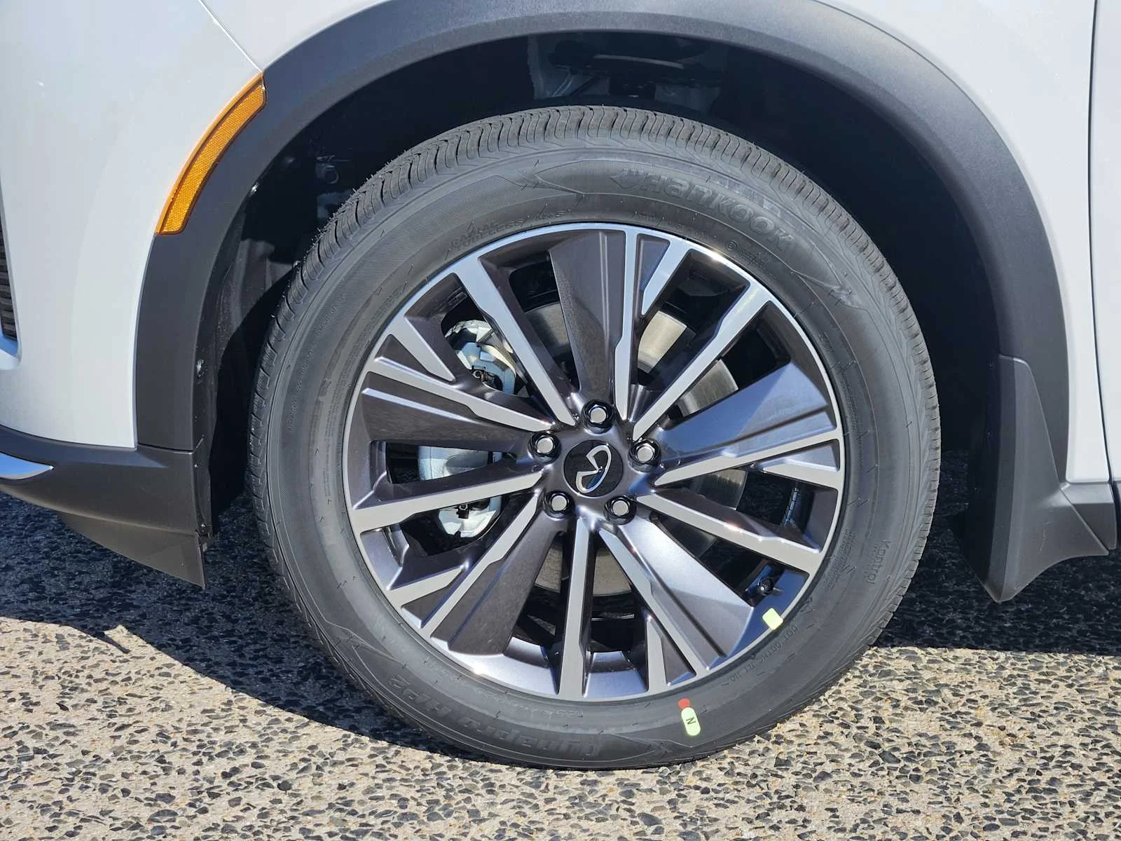 New 2027 RADIANT WHITE INFINITI Luxe FWD image 7