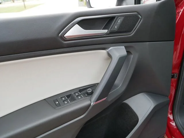 Used 2018 Cardinal Red Metallic Volkswagen 2.0T SE image 16