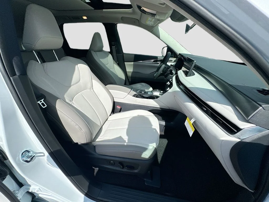 New 2027 RADIANT WHITE INFINITI Pure FWD image 30
