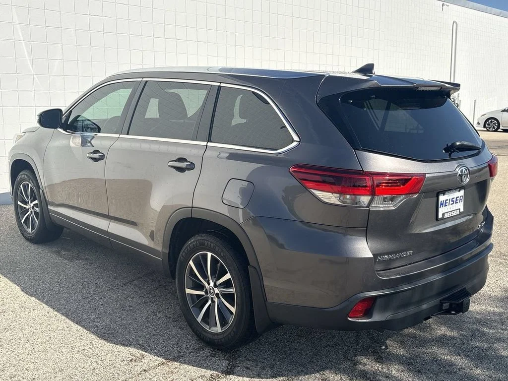 Used 2018  Toyota SE image 11