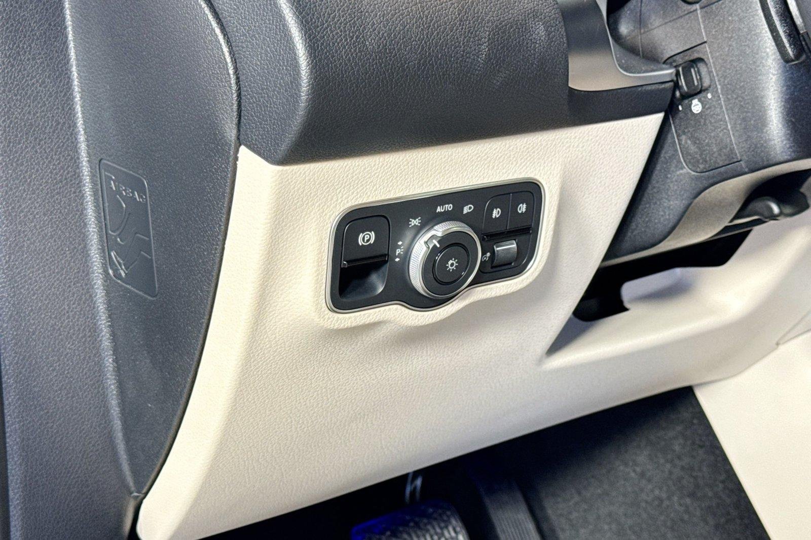 New 2026 Polar White Mercedes-Benz GLB 250 image 10