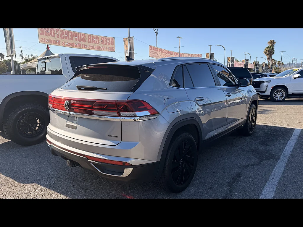 Used 2024  Volkswagen SE 4Motion image 3