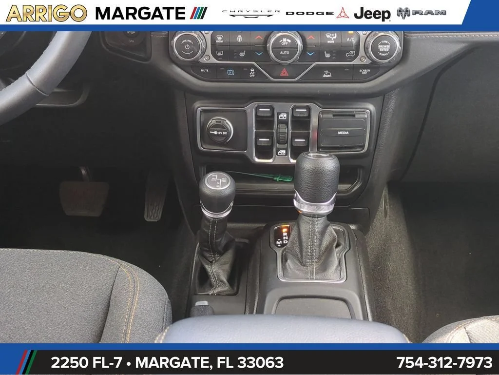 Used 2025 Granite Crystal Metallic Clearcoat Jeep Sahara image 20