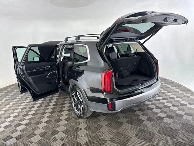 Used 2025 Black Kia S image 18