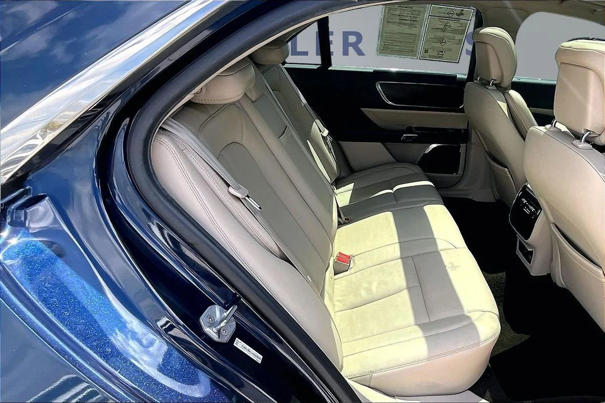 Used 2017 Blue Lincoln Select image 24
