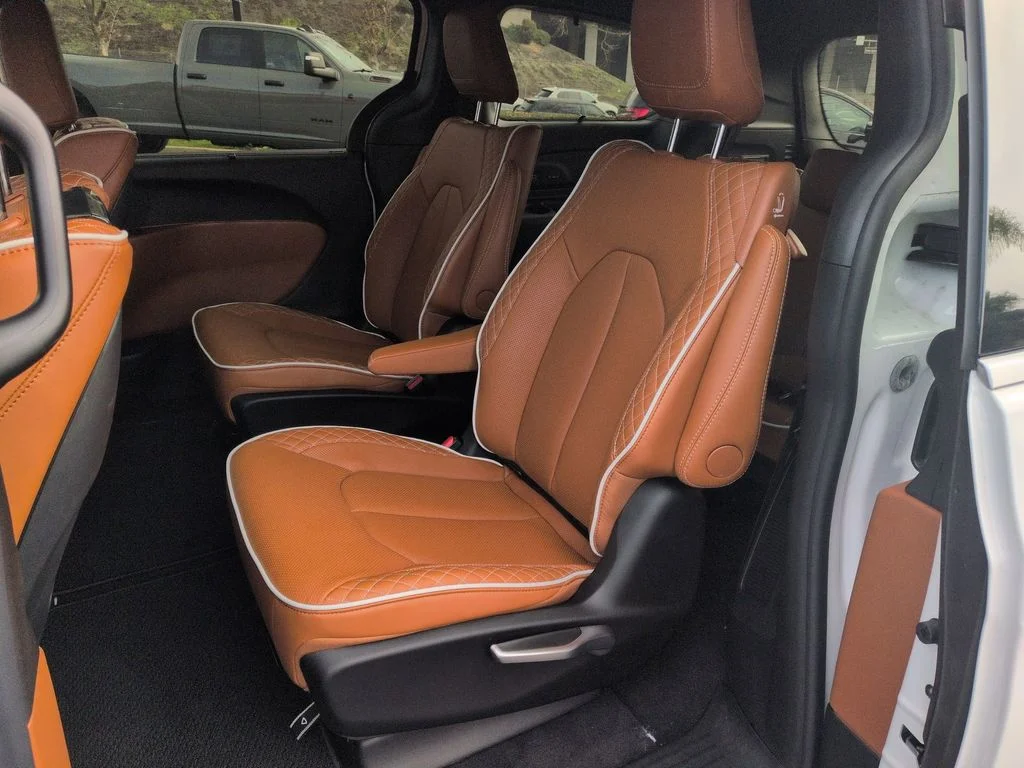 New 2026 Bright White Clear-Coat Exterior Paint Chrysler Pinnacle image 19