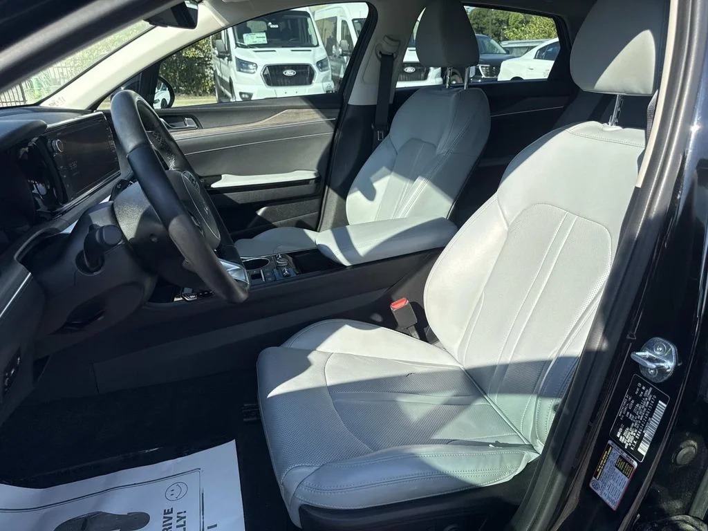 Used 2022 Black Kia EX image 15
