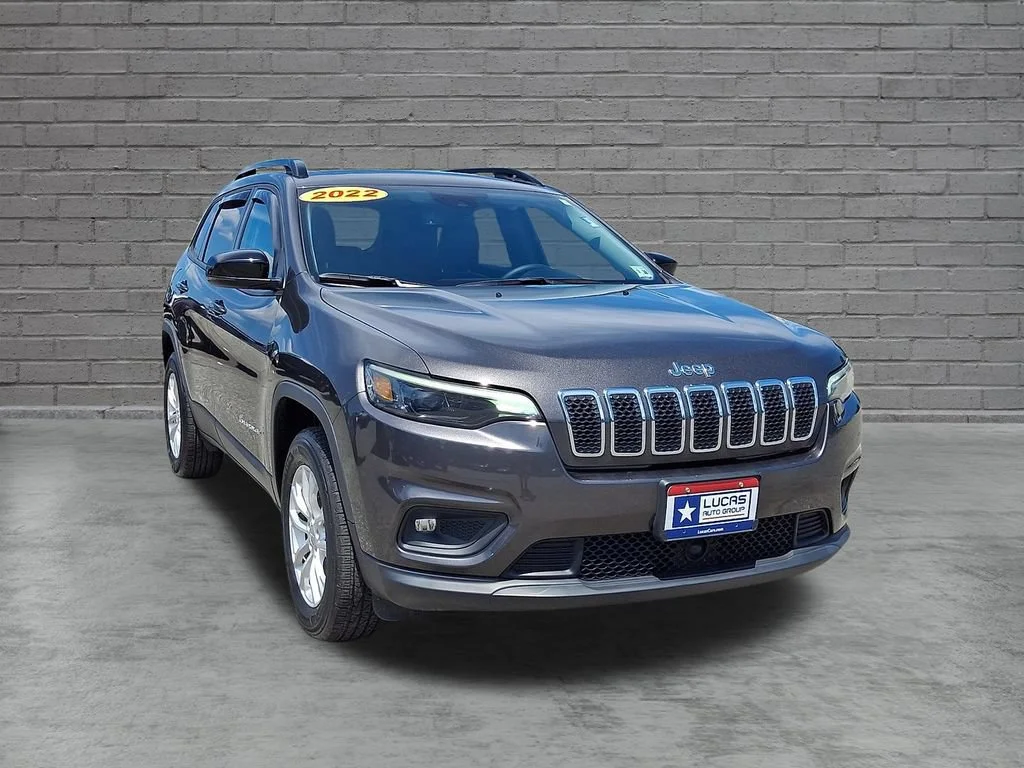 Used 2022 Granite Crystal Metallic Clearcoat Jeep Latitude Lux image 2