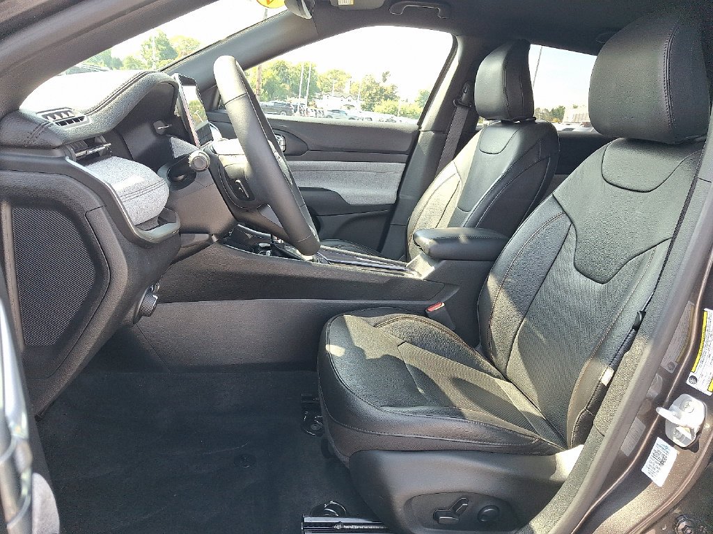Used 2023 Gray Jeep Latitude Lux image 15