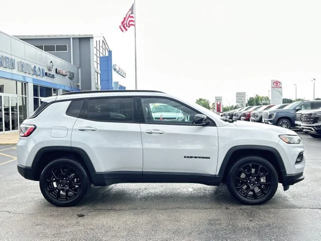 Used 2025 Silver Jeep Latitude image 14