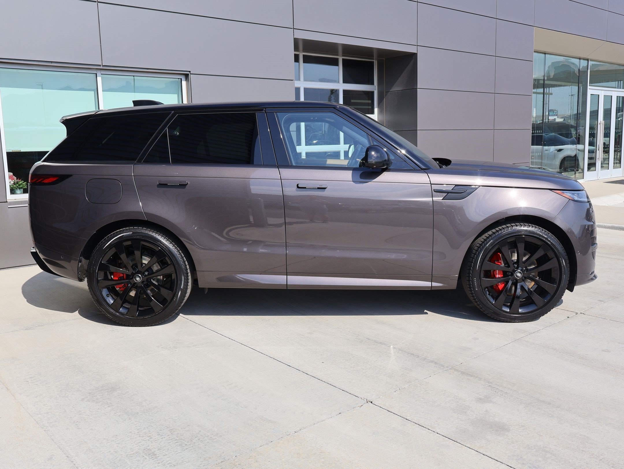 Used 2025 Charente Grey Prem Met Land Rover Dynamic SE image 4