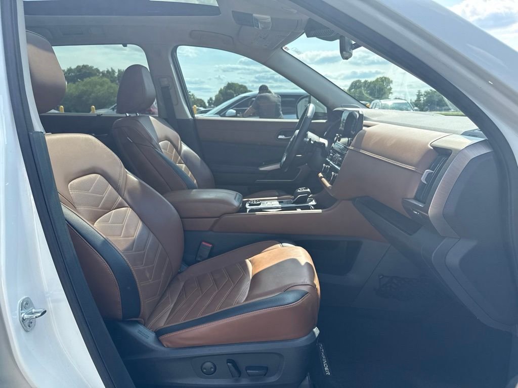 Used 2023 White Nissan Platinum image 21