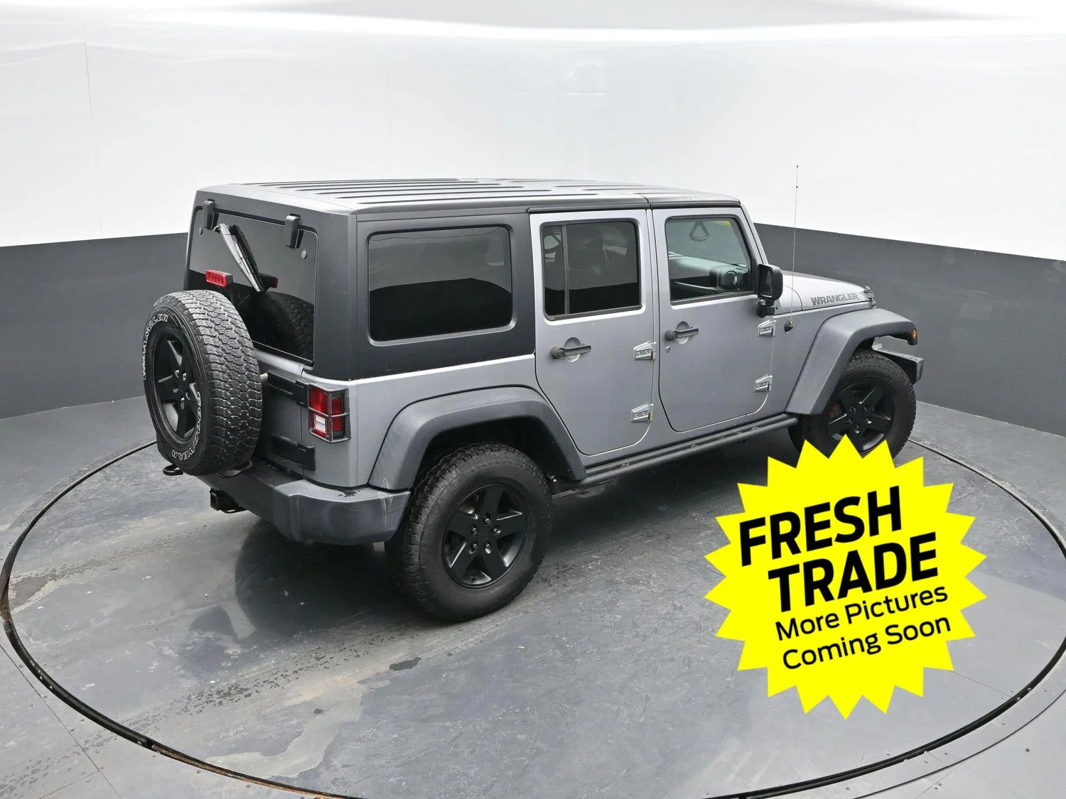 Used 2016 Billet Silver Metallic Clearcoat Jeep Black Bear image 32