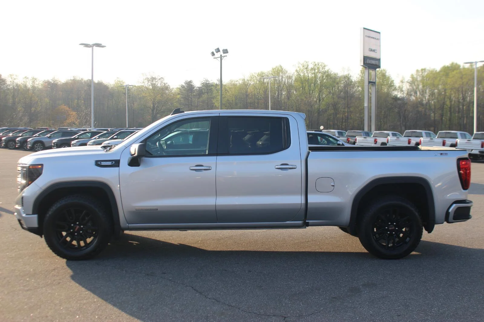 Used 2022 Quicksilver Metallic GMC Elevation image 4