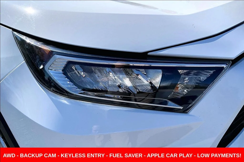 Used 2020 White Toyota XLE image 36