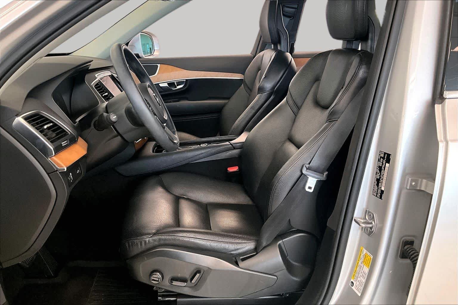 Pre-Owned 2022 Volvo XC90 Momentum
