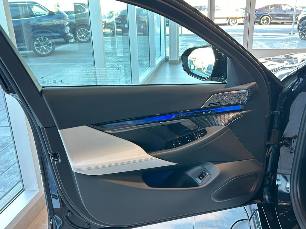 New 2027 Carbon Black Metallic BMW Base image 12