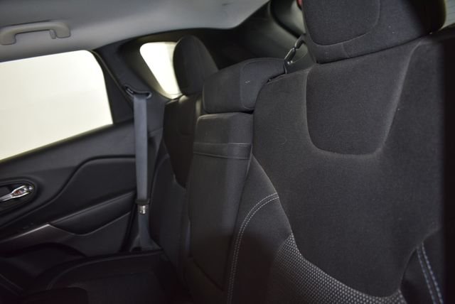 Used 2019 Red Jeep Latitude image 19
