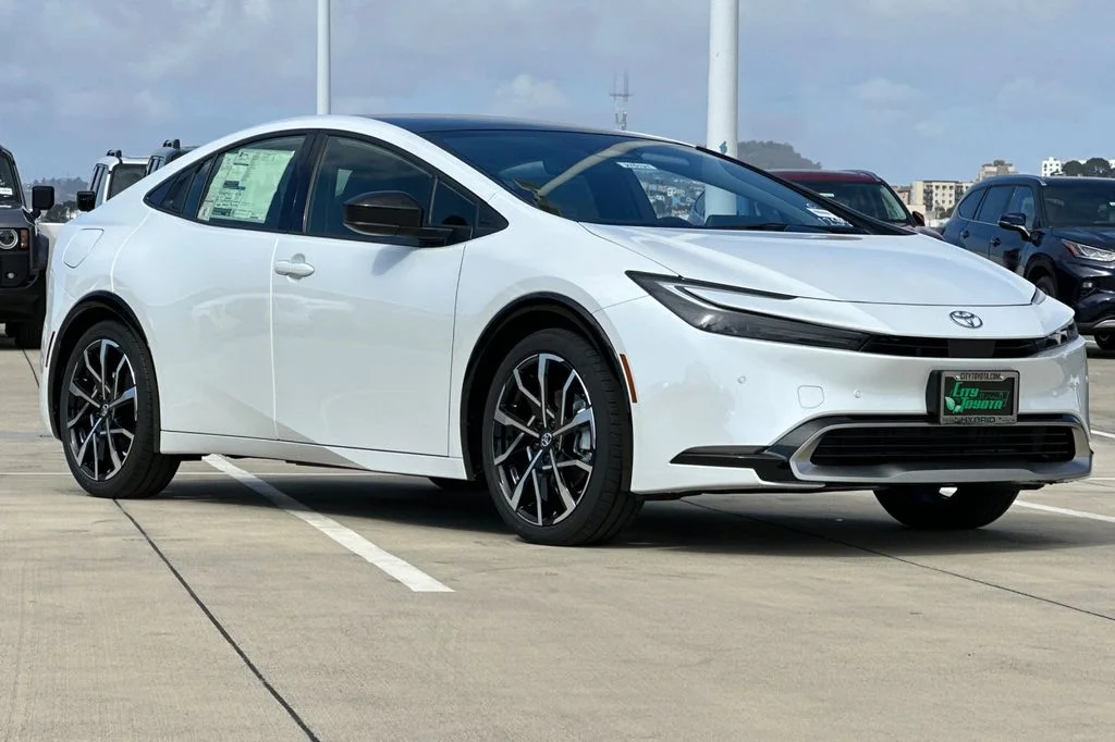 New 2027 Wind Chill Pearl <sup>1</sup> Toyota  XSE image 2