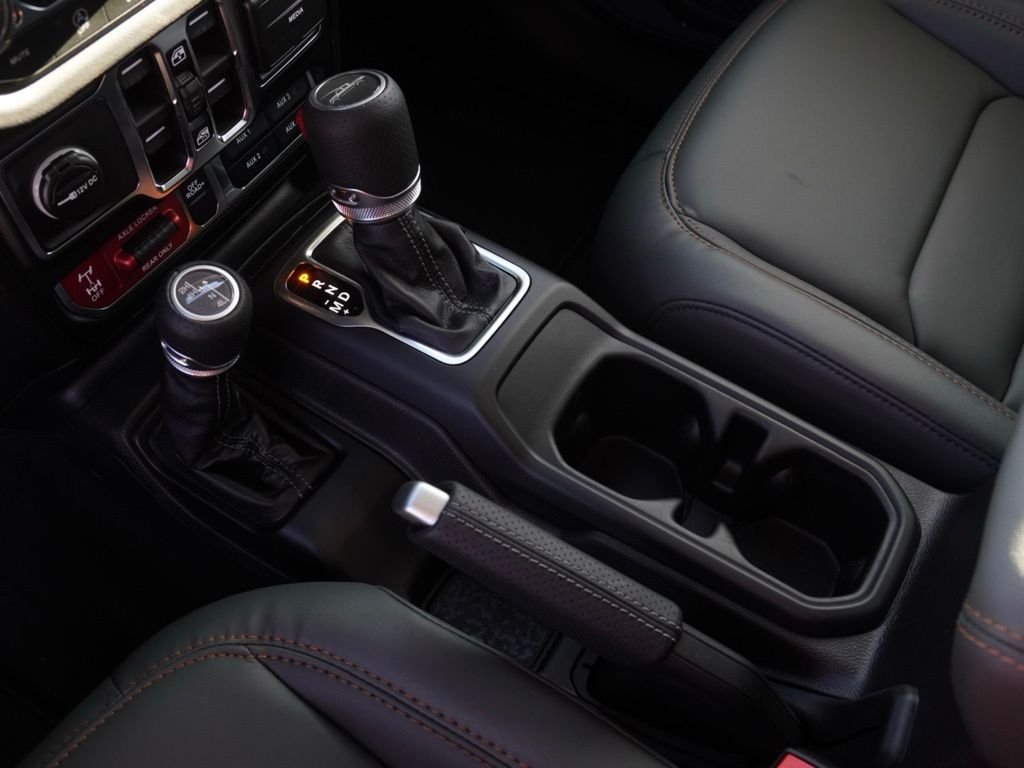 New 2026 Anvil Clear-Coat Exterior Paint Jeep Mojave image 16