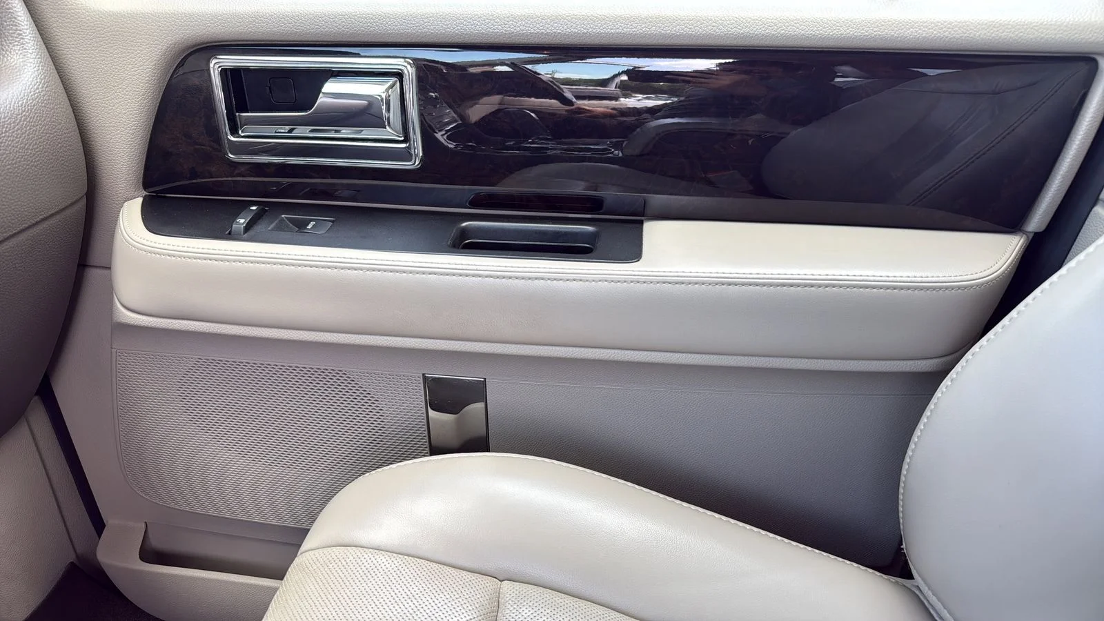 Used 2017 White Lincoln Select image 17