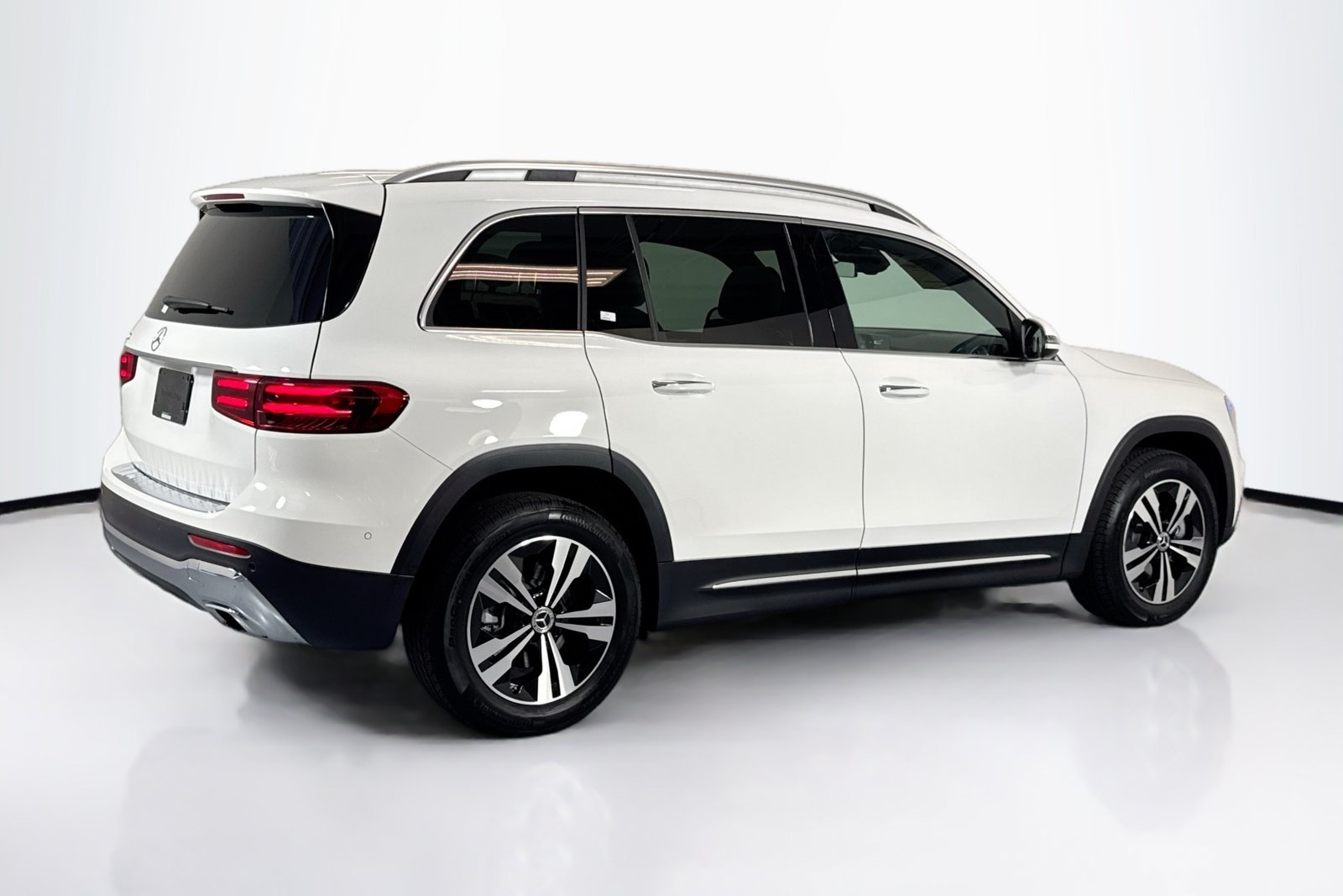 New 2026 Polar White Mercedes-Benz GLB 250 image 5