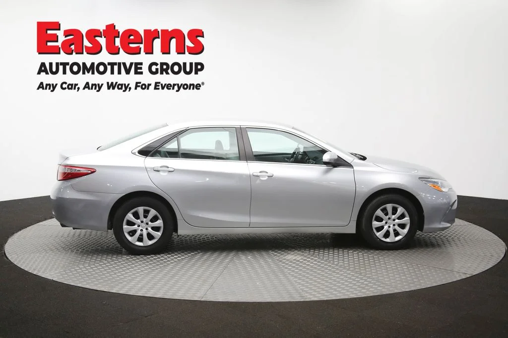 Used 2015 Silver Toyota LE image 43