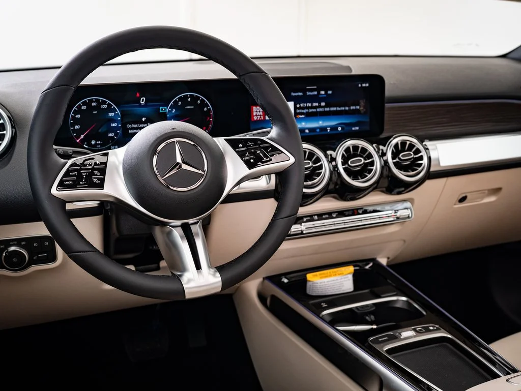 Used 2025 Night Black Mercedes-Benz GLB 250 image 4