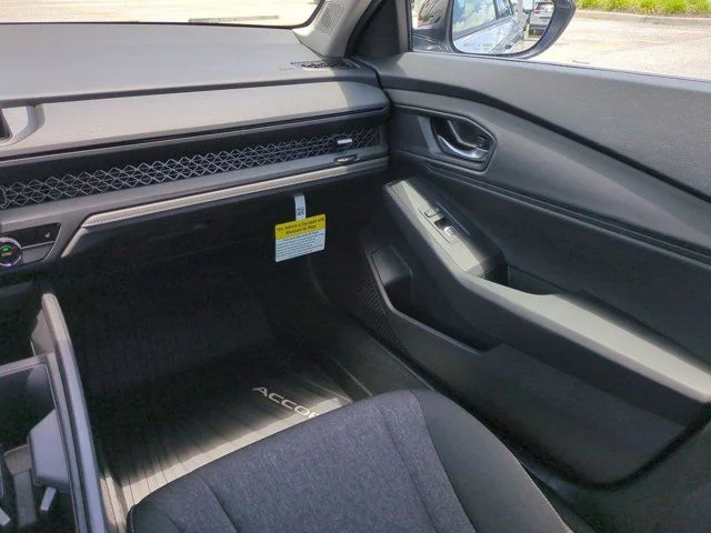 New 2026 Solar Silver Metallic Honda SE image 15