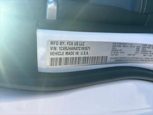 New 2026 Bright White Clear-Coat Exterior Paint Jeep Altitude image 30