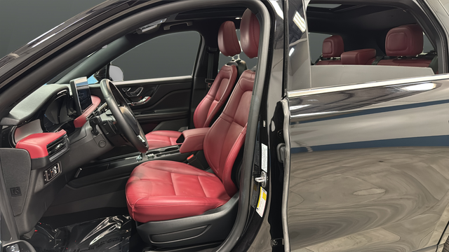 Used 2025 Infinite Black Metallic Clearcoat Lincoln Grand Touring image 9