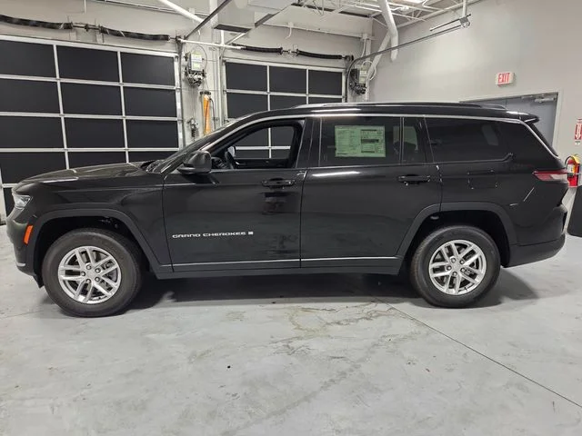 New 2026 Diamond Black Crystal Pearlcoat Jeep Laredo image 4