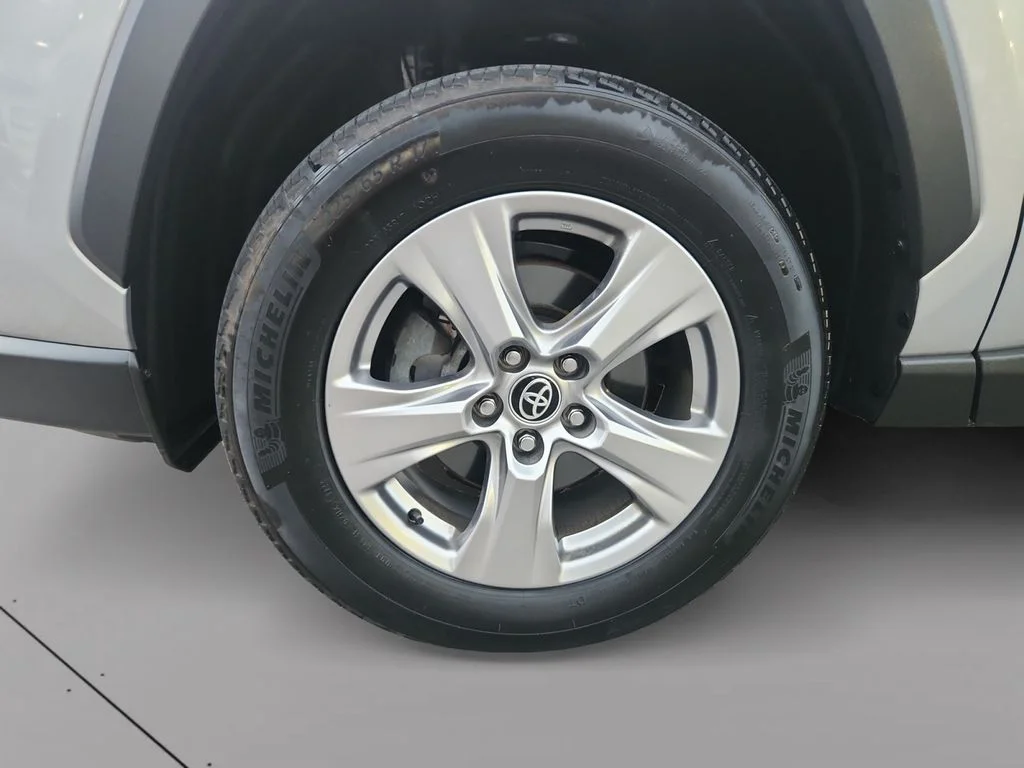 Used 2022 Silver Toyota XLE image 9