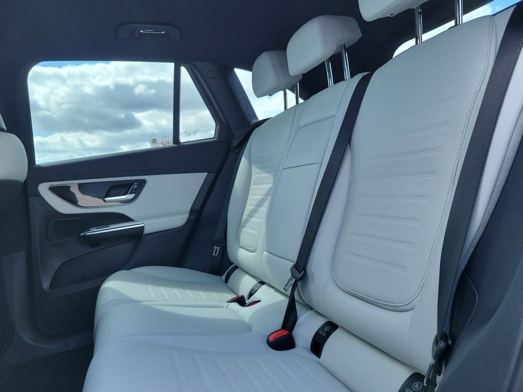 New 2026 Polar White Mercedes-Benz GLC 300 image 10