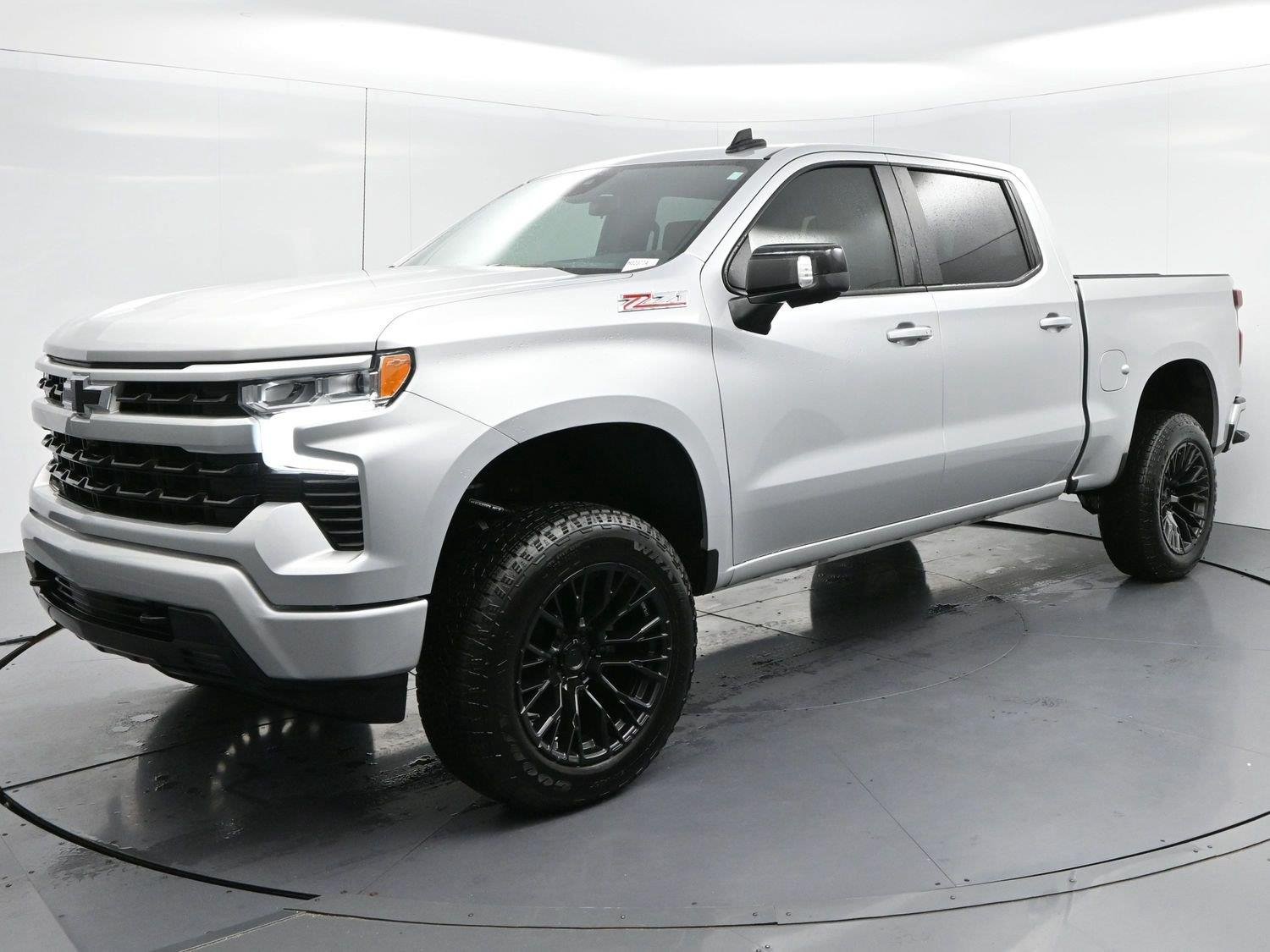 Used 2022 Silver Ice Metallic Chevrolet RST image 3
