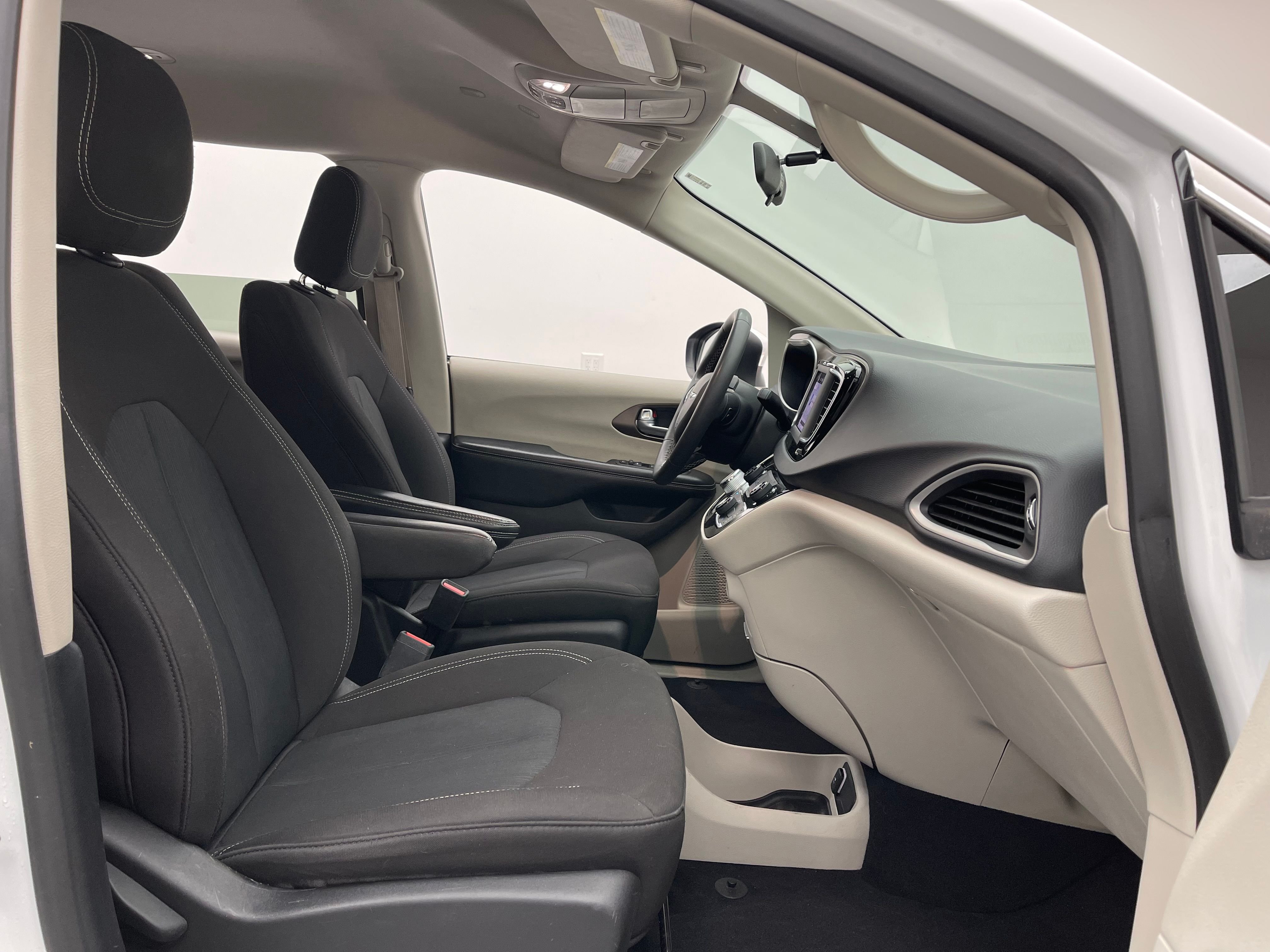 Used 2022 Bright White Clearcoat Chrysler LX image 31