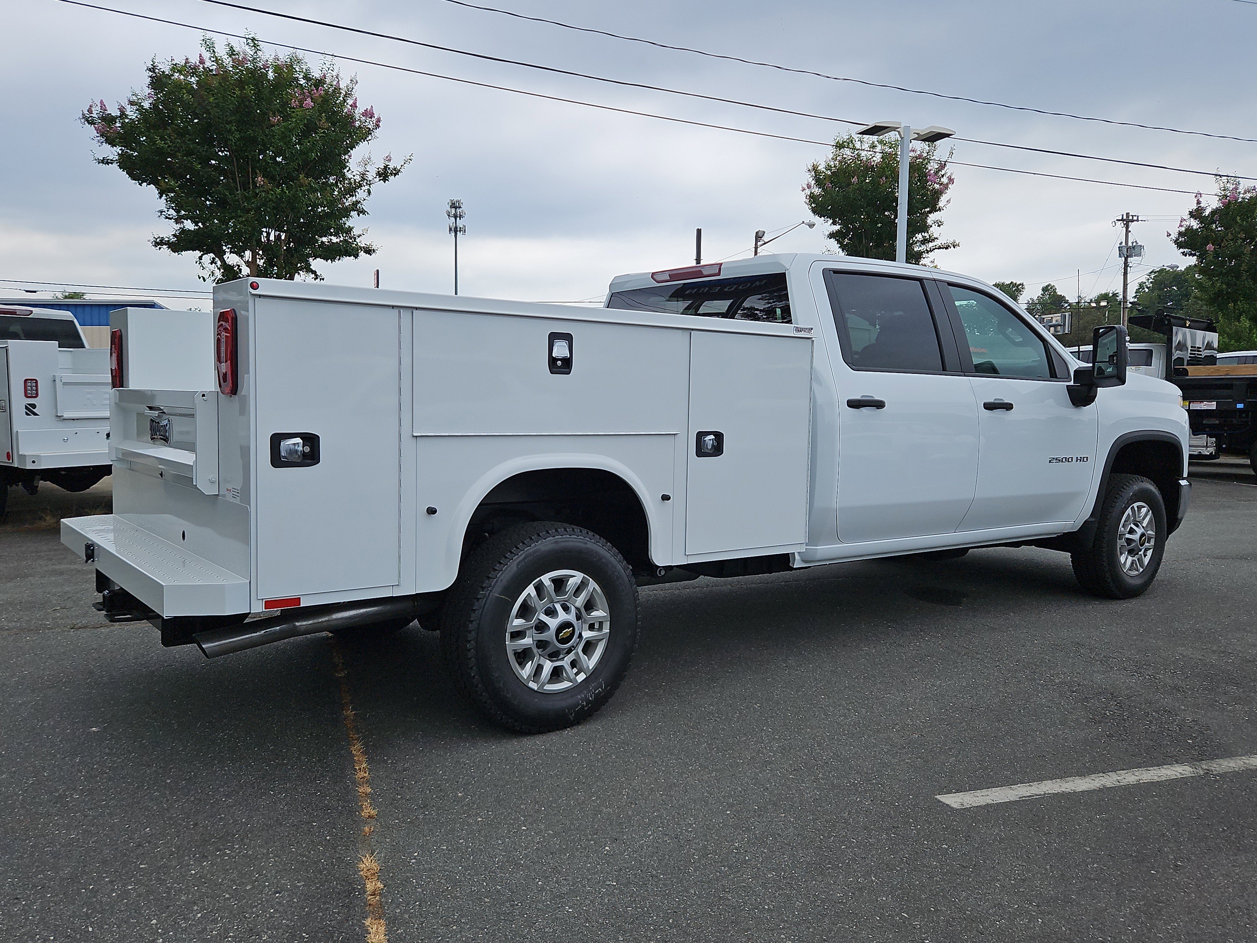 New 2026 Summit White Chevrolet WT image 5