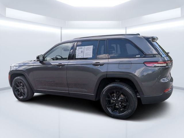 Used 2024 Gray Jeep Altitude image 5