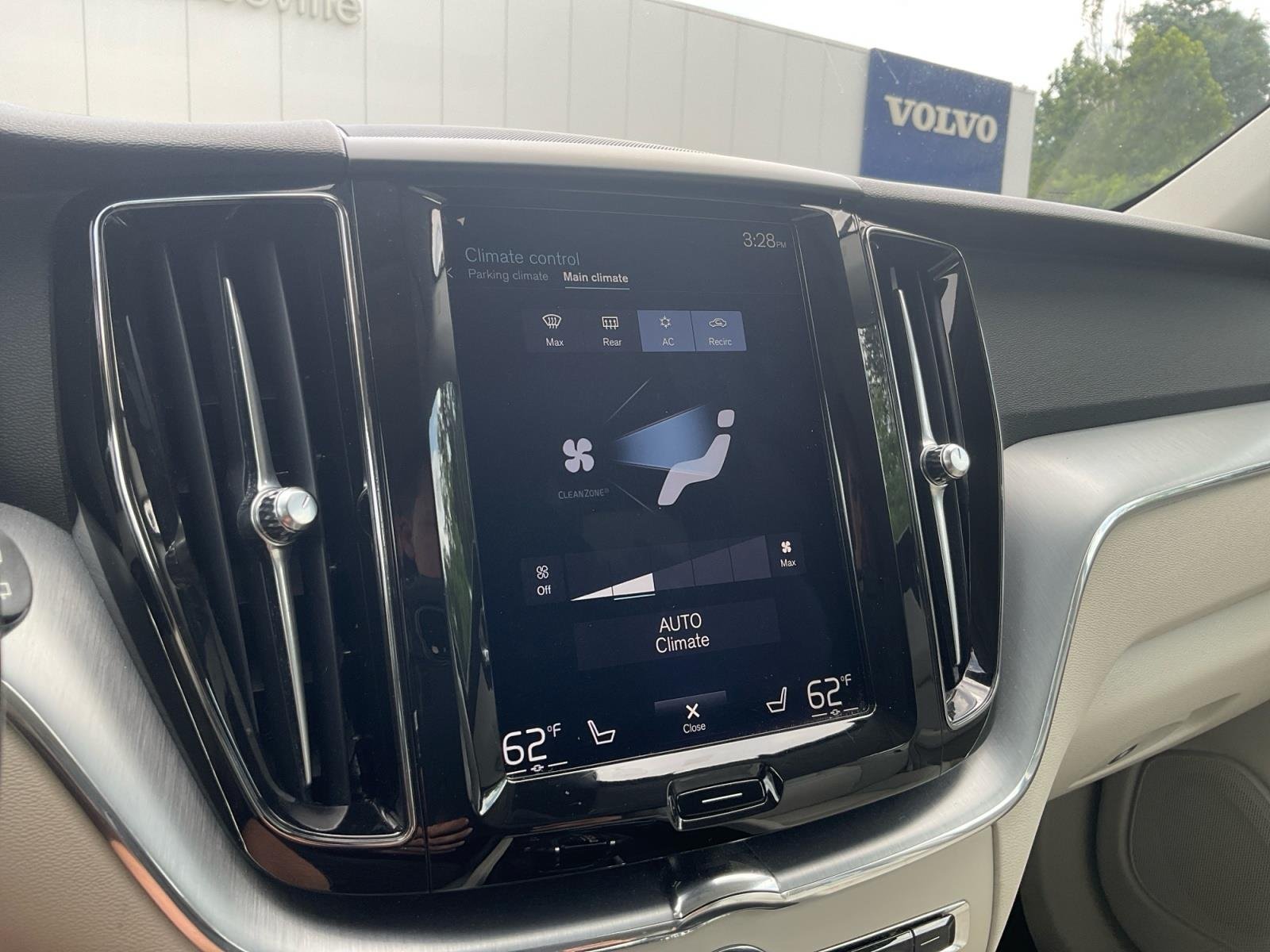 Used 2018  VOLVO T6MOMENTUM image 21